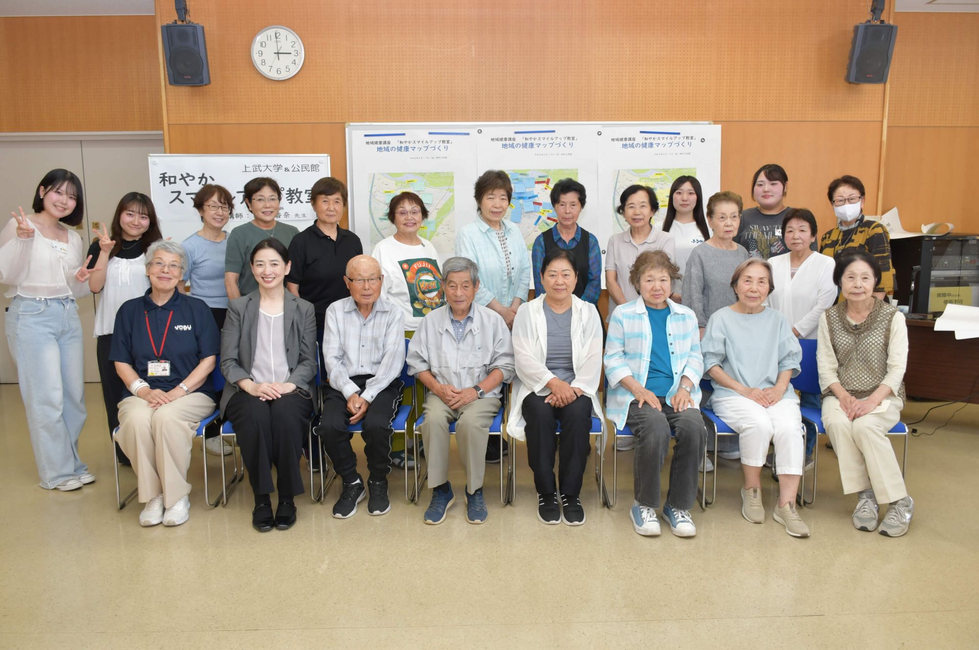 地域健康講座「和やかスマイルアップ教室」に、本学看護学部3・4年生がボランティアとして参加しました。