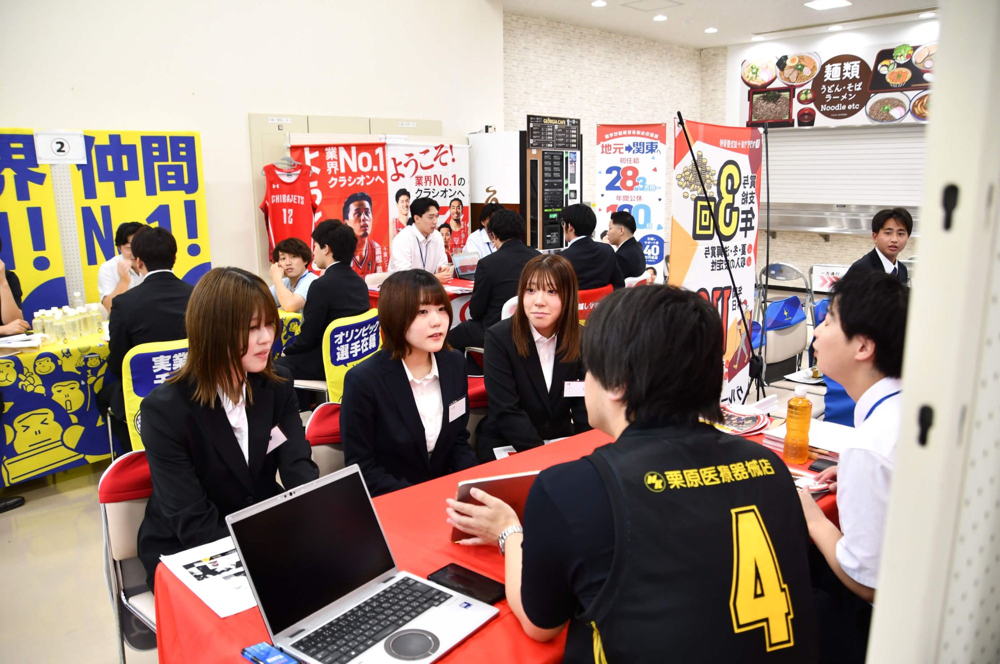 柔道整復師コース向けの学内合同企業説明会を開催しました